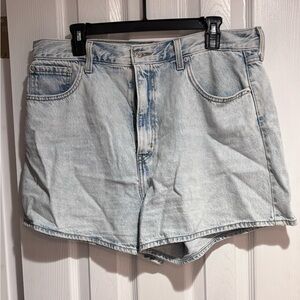 LEVI’s premium high loose shorts size 32